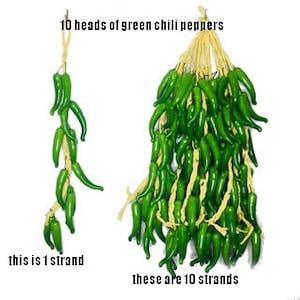 Pu&ograve; includere: 10 fili di peperoncini verdi, ogni filo ha 10 peperoncini. Il testo 'this is 1 strand' &egrave; sotto un singolo filo di peperoncini. Il testo 'these are 10 strands' &egrave; sotto un mazzo di 10 fili di peperoncini.