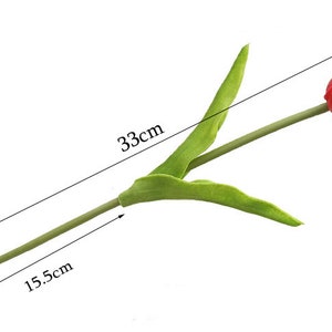 Op de afbeelding: Een enkele kunstmatige rode tulp met groene bladeren en een stengel. De stengel is 15,5 cm lang en de totale lengte van de tulp is 33 cm.
