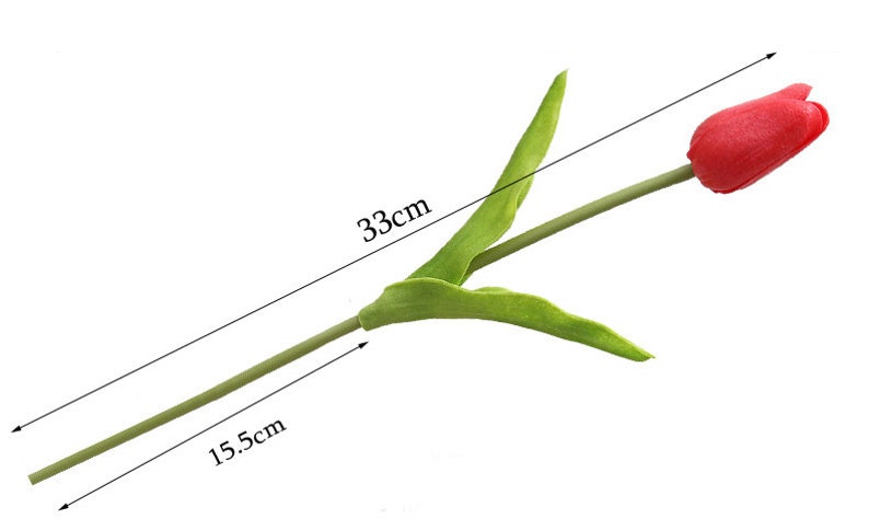 Op de afbeelding: Een enkele kunstmatige rode tulp met groene bladeren en een stengel. De stengel is 15,5 cm lang en de totale lengte van de tulp is 33 cm.