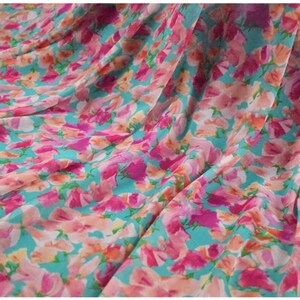 Tessuto per abbigliamento in chiffon di seta floreale rosso verde astratto elegante di alta qualità, tessuto con motivo floreale leggero e sottile per abito