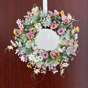 Couronne de fleurs artificielles de marguerite sauvage de 18 pouces, couronnes pour porte d'entrée, décoration florale pour cour