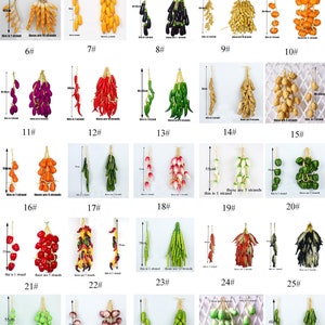 Pu&ograve; includere: Assortimento di 31 mazzi di frutta e verdura artificiali, tra cui peperoncini rossi, peperoni verdi, melanzane viola, peperoni gialli, aglio, cipolle e altro ancora. Ogni mazzo &egrave; numerato e indica la quantit&agrave; di fili inclusi.