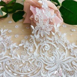 Tela de encaje blanco para el vestido de boda de bricolaje Bordado de encaje floral por el patio para el vestido de fiesta imagen 5