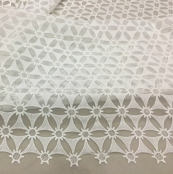 Tissu de dentelle brodée florale luxueuse de gaze blanche blanche blanche pour la robe de bricolage, robe de bal, robe Largeur 130cm 4597c8 Tissu de dentelle brodée florale luxueuse de gaze blanche blanche blanche pour la robe de bricolage, robe de bal, robe Largeur 130cm 4597c8