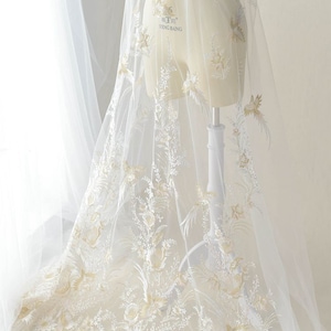 Tissu de dentelle de broderie florale d'oiseau d'or pour la robe de mariée, matériel de tulle de fleur de robe de mariée
