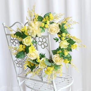 Corona de rosas amarillas artificiales de 18 pulgadas, ideal para puerta de entrada, decoración para colgar en la pared o para decorar la puerta de tu tienda.