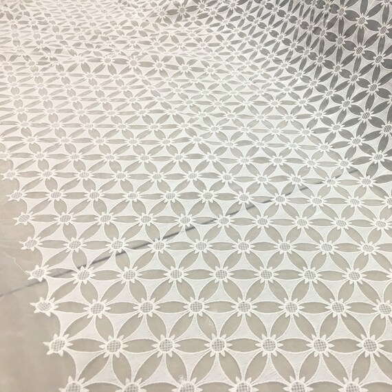 Tissu de dentelle brodée florale luxueuse de gaze blanche blanche blanche pour la robe de bricolage, robe de bal, robe Largeur 130cm 4597c8 Tissu de dentelle brodée florale luxueuse de gaze blanche blanche blanche pour la robe de bricolage, robe de bal, robe Largeur 130cm 4597c8