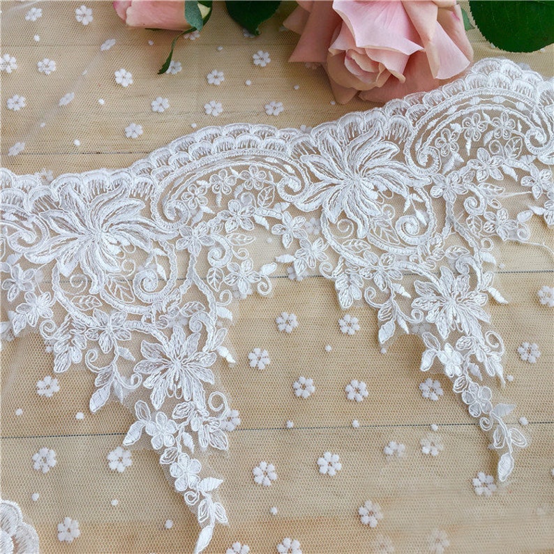 Tela de encaje blanco para el vestido de boda de bricolaje Bordado de encaje floral por el patio para el vestido de fiesta imagen 3