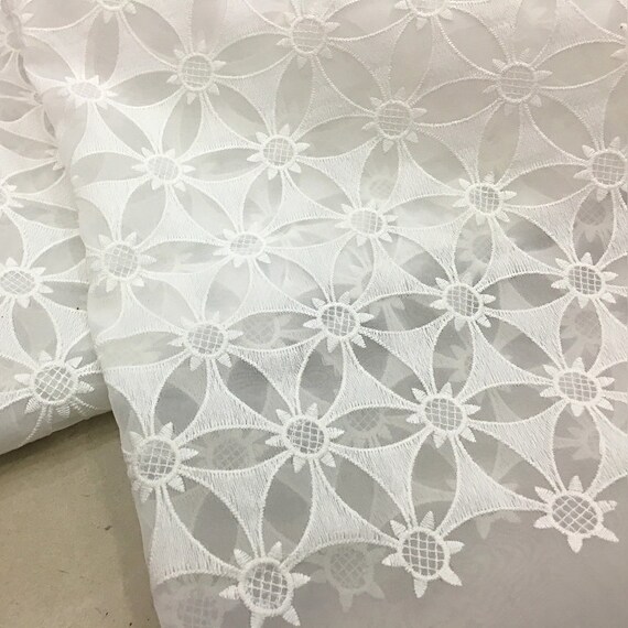 Tissu de dentelle brodée florale luxueuse de gaze blanche blanche blanche pour la robe de bricolage, robe de bal, robe Largeur 130cm 4597c8 Tissu de dentelle brodée florale luxueuse de gaze blanche blanche blanche pour la robe de bricolage, robe de bal, robe Largeur 130cm 4597c8