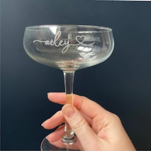 Birthday Gift Glass Personalized Cocktail Design Custom Name Engraving Elegant Champagne Coupe Christmas Present Idea Special Celebration Glassware Wedding Toast Essential Retirement Gift Option Premium Barware Collection Unique Martini