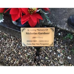 Placa memorial personalizada com marcador de sepultura em forma de árvore com estacas no chão, memorial para mamãe e papai
