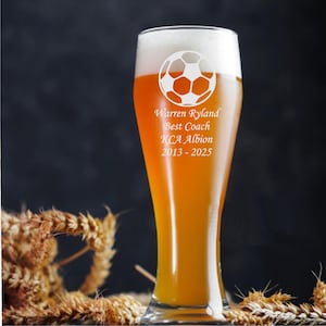 Könnte beinhalten: Ein hohes, klares Glas Bierkrug mit einem weißen Fußball und der Inschrift: "Warren Ryland Bester Trainer KCA Albion 2013 - 2025".