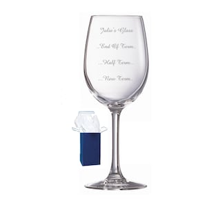Op de afbeelding: Een helder glazen wijnglas met de tekst "Julie's Glass... End Of Term... Half Term... New Term..." gegraveerd aan de zijkant. Het glas zit in een blauwe doos met wit tissuepapier.