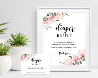 Puede incluir: Un cartel blanco con detalles florales rosas y el texto "diaper raffle". El cartel dice "Si trajiste un paquete de pañales para la rifa de pañales, por favor deja tus tarjetas aquí. Gracias". Una tarjeta blanca más pequeña con detalles florales rosas y el texto "diaper raffle" dice "¡Trae un paquete de pañales de cualquier tamaño para tener la oportunidad de ganar un premio!" con una línea en blanco para un nombre.