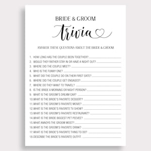 Może przedstawiać: Drukowana gra na wiecz&oacute;r panieński zatytułowana "Bride & Groom Trivia". Gra zawiera 18 pytań o pannę młodą i pana młodego, z pustymi liniami, aby goście mogli wpisać swoje odpowiedzi.