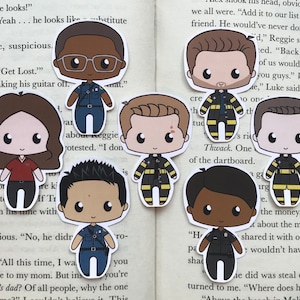 Könnte beinhalten: Eine Sammlung von Aufklebern im Cartoon-Stil mit verschiedenen Charakteren in Uniformen, darunter Feuerwehrleute und Polizisten. Die Aufkleber befinden sich auf einer Buchseite. Die Charaktere sind farbenfroh und haben ein niedliches Design.