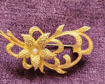 Broche vintage en or avec fausse perle pendante des années 1960 - En vente sur 1