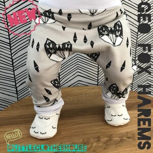 Geometriska rävharems Grå rävbyxor Pojkharembyxor Stickade ekologiska bomullsbyxor Söta tygtryck Avslappnade byxor Nyfödd babyoutfit Nyföddpresent bb
