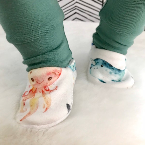 Octopus & Narwhals Sealife Kreaturen Babyschuhe | Bio-Aquarelldruck | Moderne Krippenschuhe mit weicher Sohle | Unter dem Meer First Walkers