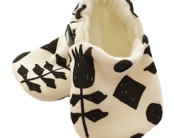 Black flowers shoes Monochrome moccasins Modern crib shoes Soft sole slippers 0-9 Yrs Organic cotton knit Scandi chic GOTs fabric Girl Boy