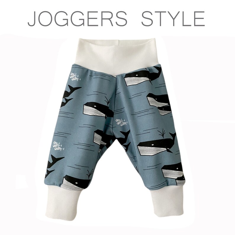 Op de afbeelding: Blauwe joggingbroek met een witte tailleband en witte boorden. De joggingbroek heeft een walvis- en visprint.