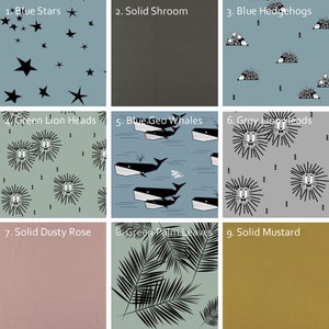 Op de afbeelding: Een collage van negen stofstalen met verschillende patronen en kleuren. De stalen omvatten blauwe sterren, een effen bruin staal, blauwe egels, groene leeuwenkoppen, blauwe walvissen, grijze leeuwenkoppen, een effen stoffig roze staal, groene palmbladeren en een effen mosterdkleurig staal.
