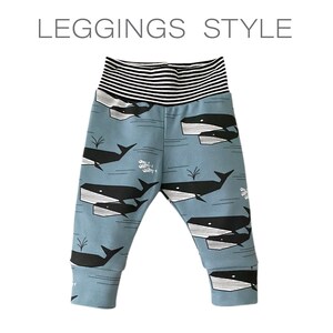 Op de afbeelding: Blauwe leggings met een zwart-wit gestreepte tailleband en een walvisprint.