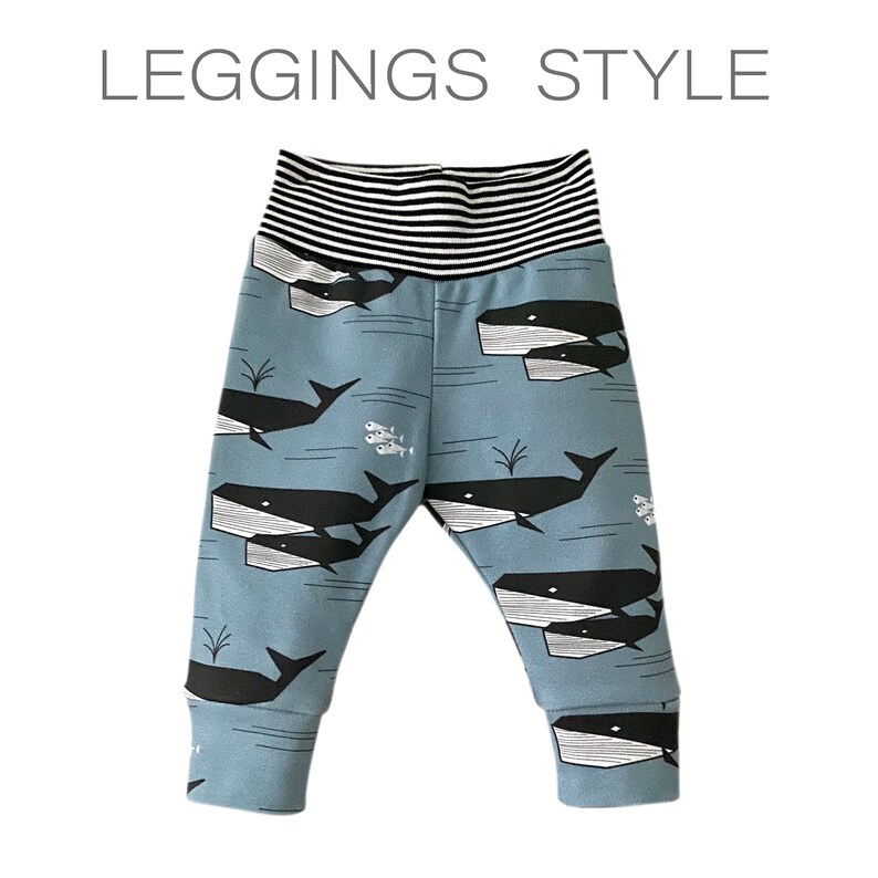 Op de afbeelding: Blauwe leggings met een zwart-wit gestreepte tailleband en een walvisprint.
