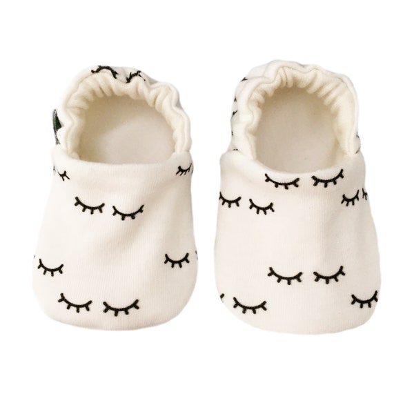 Sleeping Eyes Chaussures de berceau Monochromes Chaussures de landau Mocassins modernes Pantoufles à semelle souple 0-9 ans Tissu en tricot