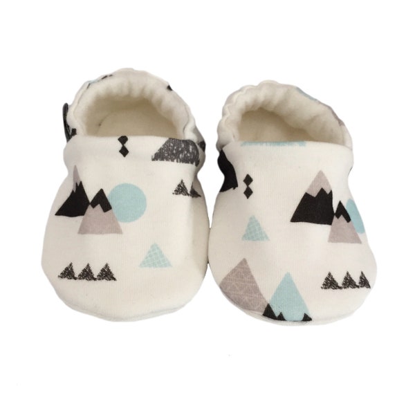 Blue Mountain Shoes Chaussures de berceau modernes Mount Fiji Moccs Chaussons à semelle souple Scandi chic 0-9 ans Chaussures de landau