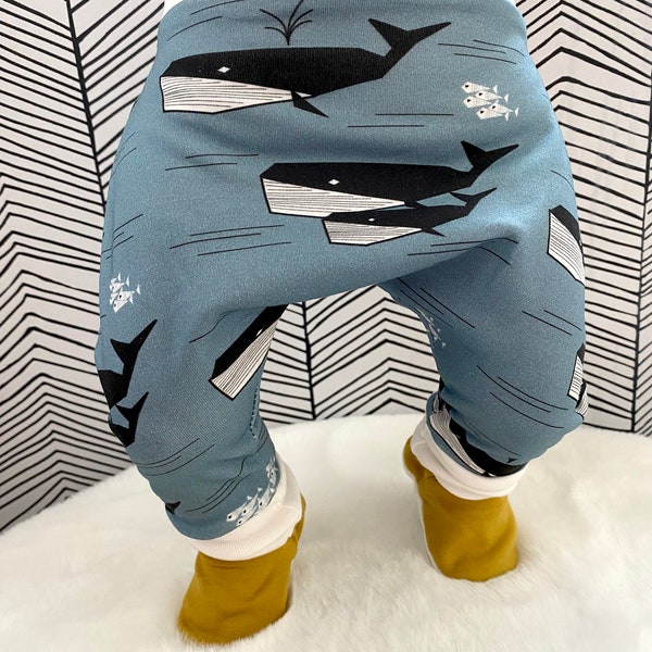 Blue Geo Whales Nouvelle Collection Eco Cotton Print Fabric Organic Baby Clothes Unisex Harem Pants GOTs Garçons filles Leggings Joggers