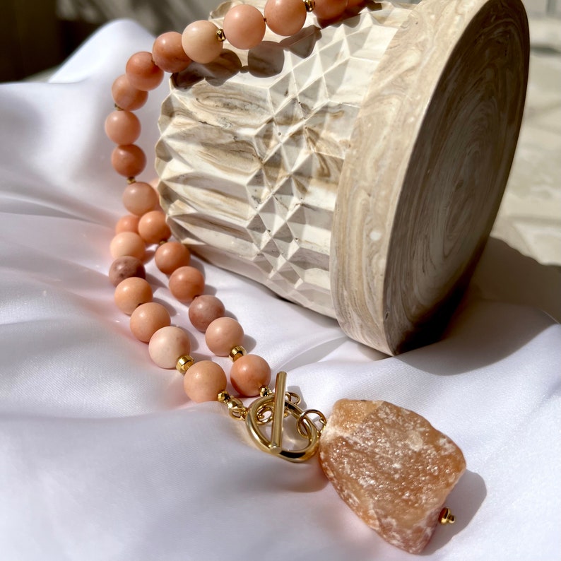 Stora halsband med rosa aventurinpärlor och rå aventurin, natursten, handgjorda ädelstenssmycken, present till henne bild 7