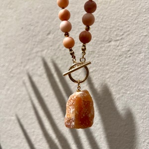 Stora halsband med rosa aventurinpärlor och rå aventurin, natursten, handgjorda ädelstenssmycken, present till henne bild 9