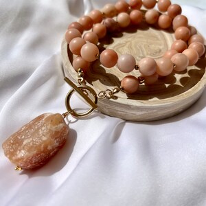 Stora halsband med rosa aventurinpärlor och rå aventurin, natursten, handgjorda ädelstenssmycken, present till henne bild 5