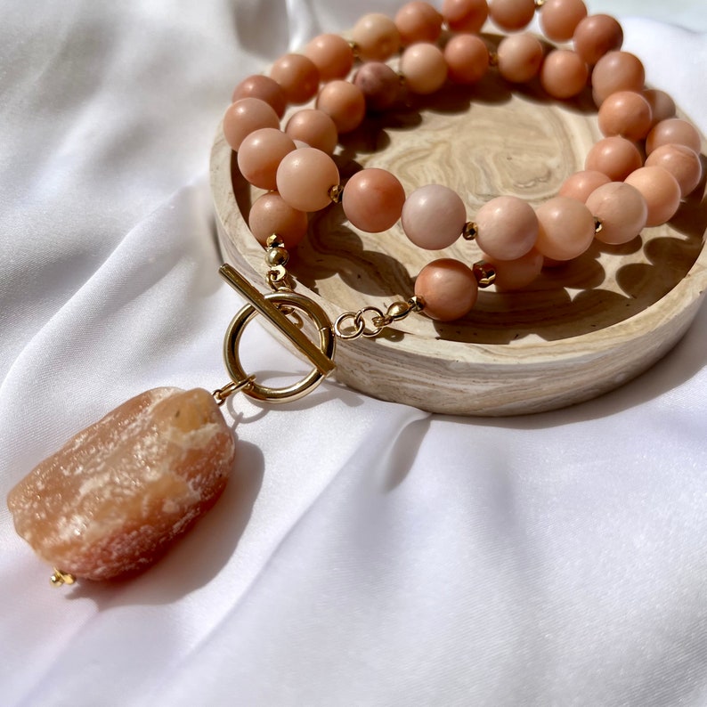 Stora halsband med rosa aventurinpärlor och rå aventurin, natursten, handgjorda ädelstenssmycken, present till henne bild 5