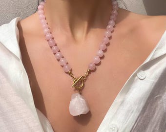 Halsband med pärlor i rosenkvarts och rå rosenkvartshänge, Handknuten, Handgjorda ädelstenssmycken, Rosa halsband, Present till henne