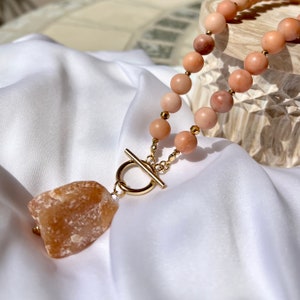 Stora halsband med rosa aventurinpärlor och rå aventurin, natursten, handgjorda ädelstenssmycken, present till henne bild 6