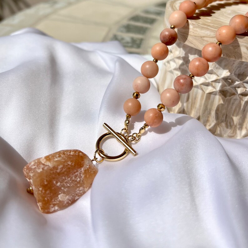 Stora halsband med rosa aventurinpärlor och rå aventurin, natursten, handgjorda ädelstenssmycken, present till henne bild 6