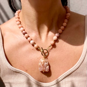 Stora halsband med rosa aventurinpärlor och rå aventurin, natursten, handgjorda ädelstenssmycken, present till henne bild 1