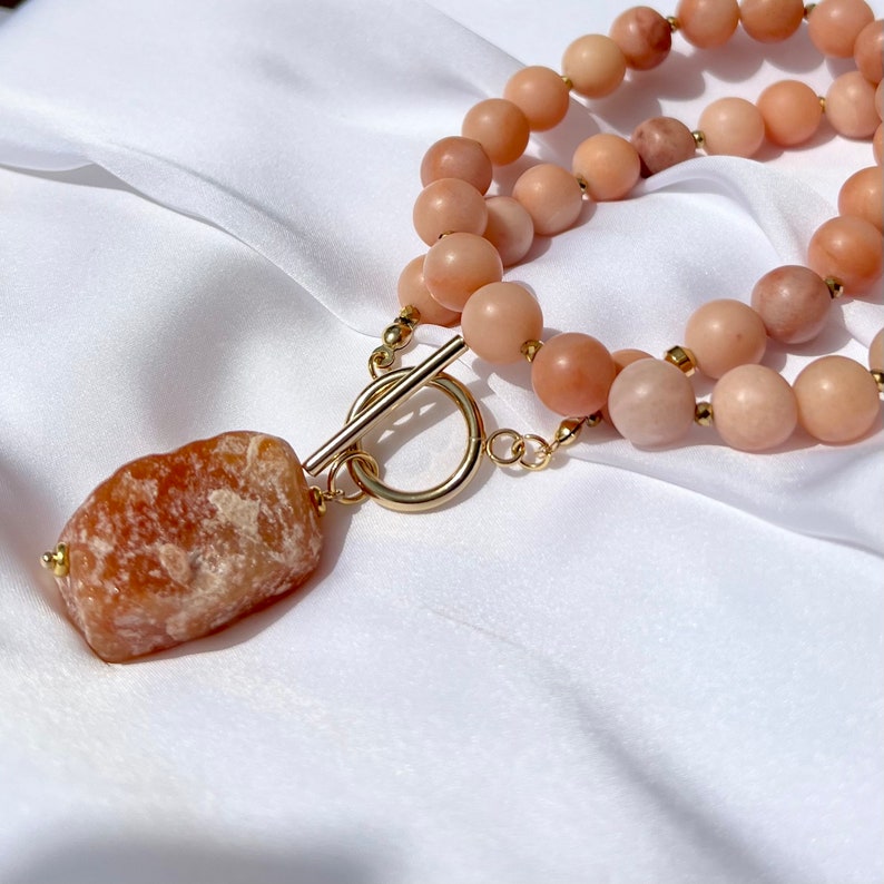 Stora halsband med rosa aventurinpärlor och rå aventurin, natursten, handgjorda ädelstenssmycken, present till henne bild 2