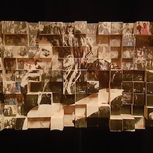 Puede incluir: Un retrato de mosaico de madera de una persona con cabello largo, compuesto por muchas pequeñas fotografías cuadradas. El retrato es una forma única y artística de mostrar una colección de imágenes.