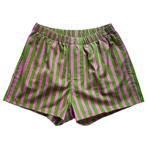 Puede incluir: Calzoncillos tipo bóxer con un patrón de rayas verticales en tonos alternos de rosa brillante y verde hierba. La prenda cuenta con una cintura elástica y un corte holgado, confeccionada en un tejido ligero con textura visible.