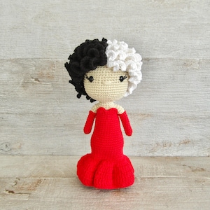 Amigurumi crochet Cruella in red pattern - Patrón Ganchillo Amigurumi Cruella de rojo