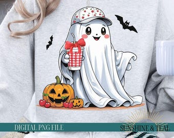 Puede incluir: Un fantasma de dibujos animados con gorra y bebida, con una calabaza de Halloween y murciélagos. El fantasma está envuelto en una sábana blanca y tiene una expresión amigable. La bebida está en una taza a cuadros rojos y blancos con un lazo rojo.
