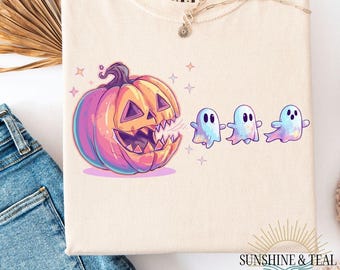 Halloween retro iridiscente PNG, Temporada espeluznante PNG, Calabaza de Halloween moderna persiguiendo fantasmas PNG, Vibras otoñales, Camiseta divertida de fantasma Boo, purpurina