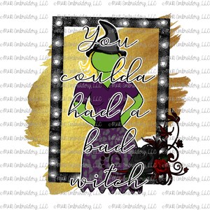 Puede incluir: Gráfico digital de una bruja de piel verde con un sombrero negro y un vestido morado, con el texto "You coulda had a bad witch." El diseño está sobre un fondo dorado con un marco negro y acentos florales.