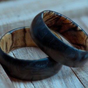 Exotische spalted tamarinde en gesmede koolstofvezelring, houten verlovingsringen, gebogen comfort fit herentrouwring, handgemaakt in Amerika