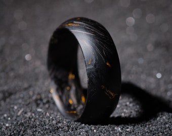 Anillo de oro y fibra de carbono forjado, anillo de compromiso para hombres hecho a mano, alianza para hombres, anillo de ajuste cómodo curvado o plano hecho a mano