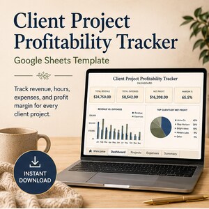 Op de afbeelding: Een laptopscherm toont een Google Sheets-sjabloon voor het bijhouden van projectwinstgevendheid met een dashboard voor inkomsten, uitgaven, nettowinst en marge. Een staafdiagram en cirkeldiagram visualiseren de financiële gegevens.