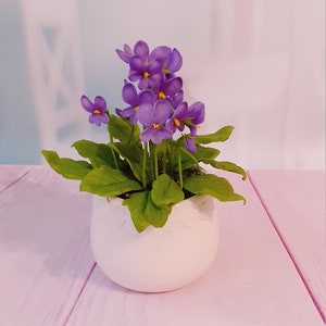 Mini composition of violets-Polymer clay flower-Cold porcelain-Flower arrangement-Realistic flower-Real touch flower-Botanical sculpture